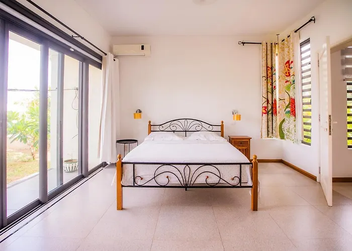 Villa Angelou - Sunlit Beach Getaway With Pool And Wifi